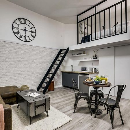 Modern French Studio In Paris Apartment Exterior foto