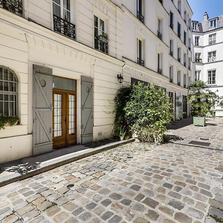 Modern French Studio In Paris Apartment Exterior foto