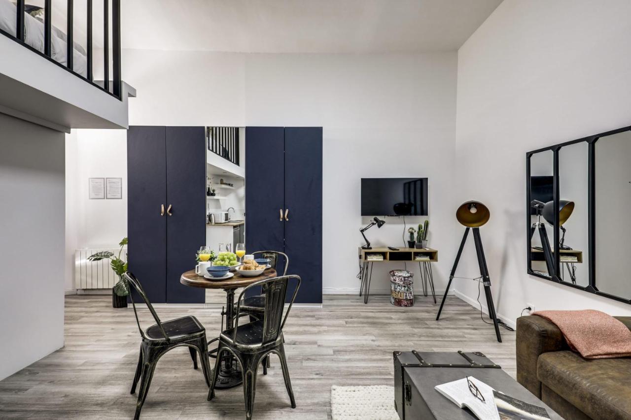 Modern French Studio In Paris Apartment Exterior foto