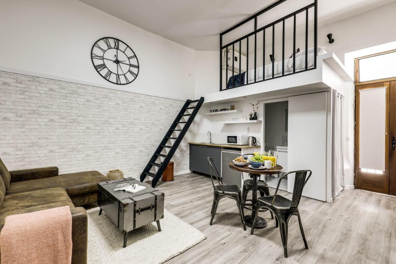 Modern French Studio In Paris Apartment Exterior foto