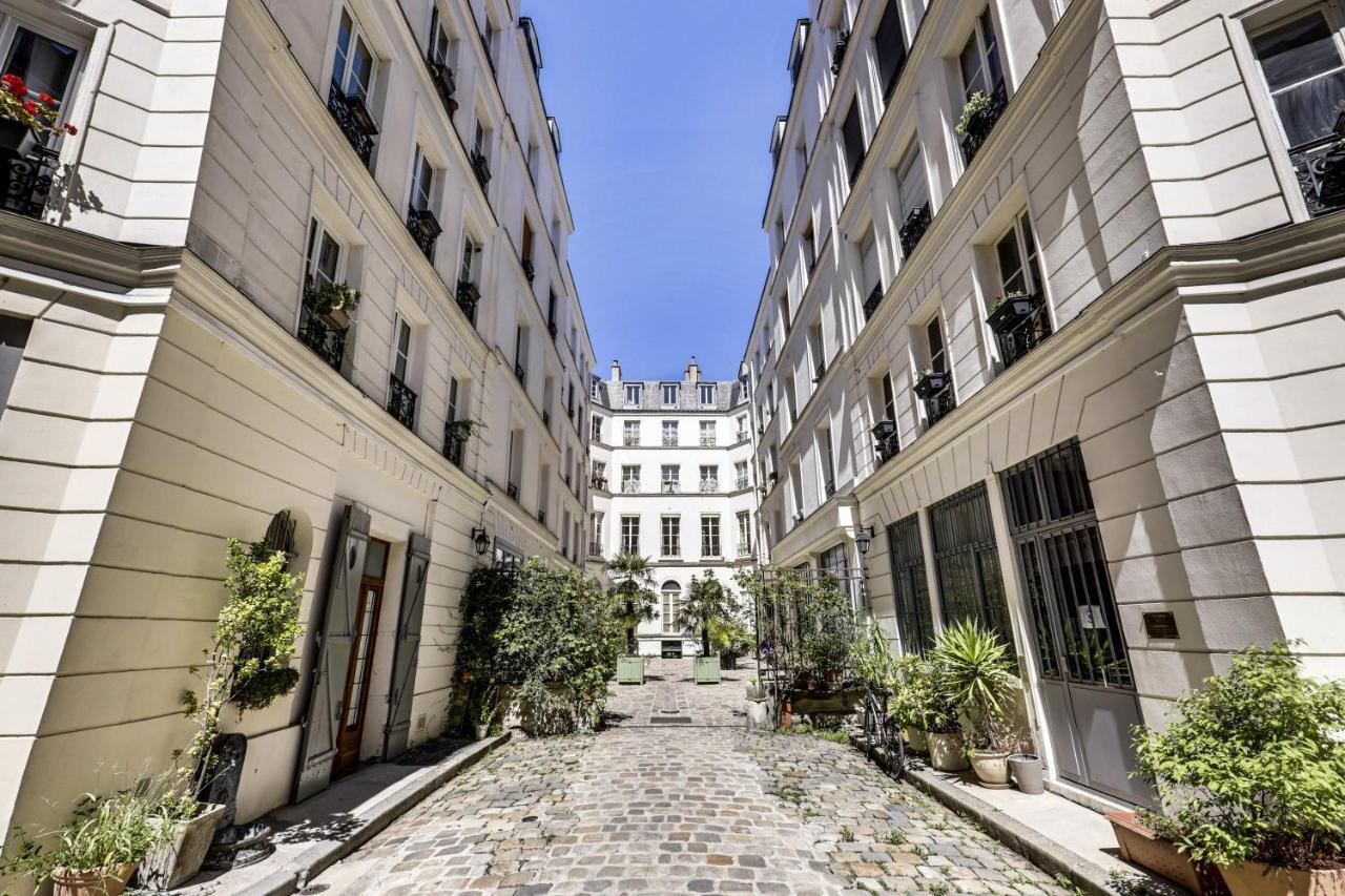 Modern French Studio In Paris Apartment Exterior foto