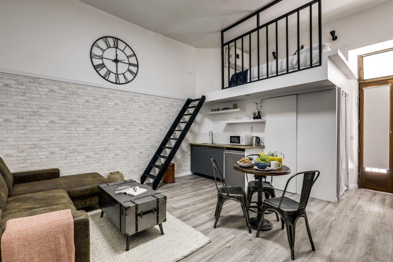 Modern French Studio In Paris Apartment Exterior foto