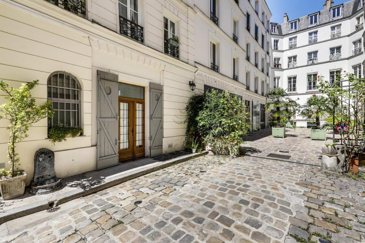 Modern French Studio In Paris Apartment Exterior foto